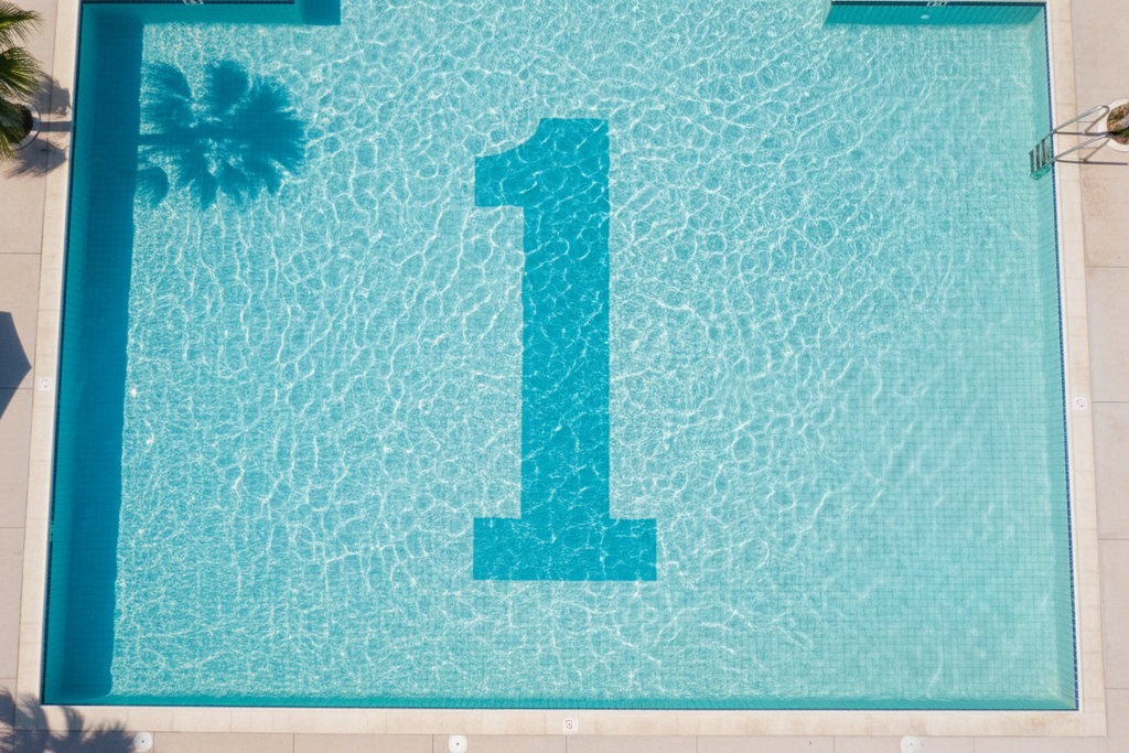número 1 en una piscina